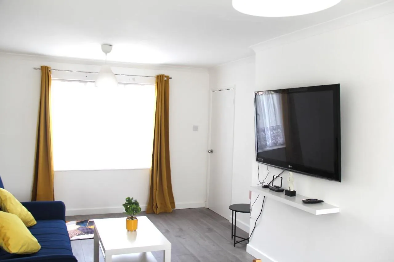 Coolfin House-Close To Excel, Contractors, Relocators, Paid Parking Villa London Holiday home