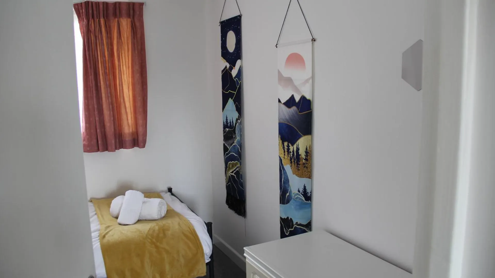 Coolfin House-Close To Excel, Contractors, Relocators, Paid Parking Villa London