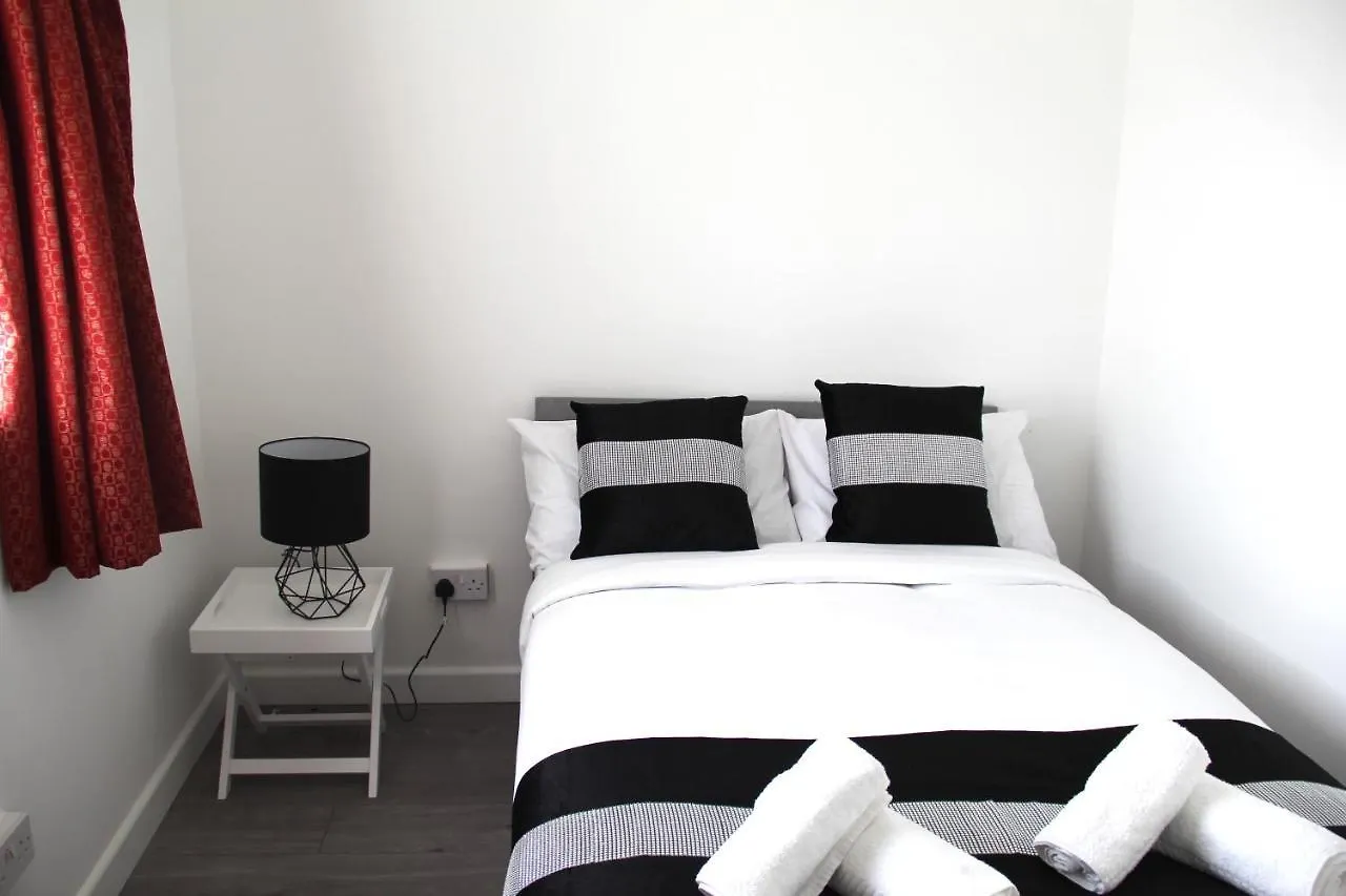 Coolfin House-Close To Excel, Contractors, Relocators, Paid Parking Villa London Holiday home